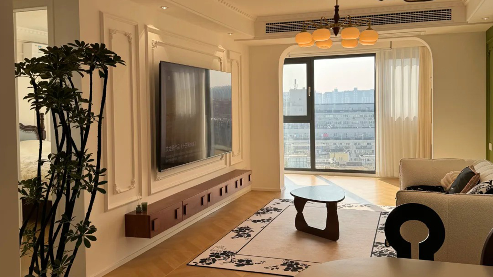 83㎡法式奶油風(fēng)小宅：柔和色調(diào)與雕花線條演繹浪漫棲居