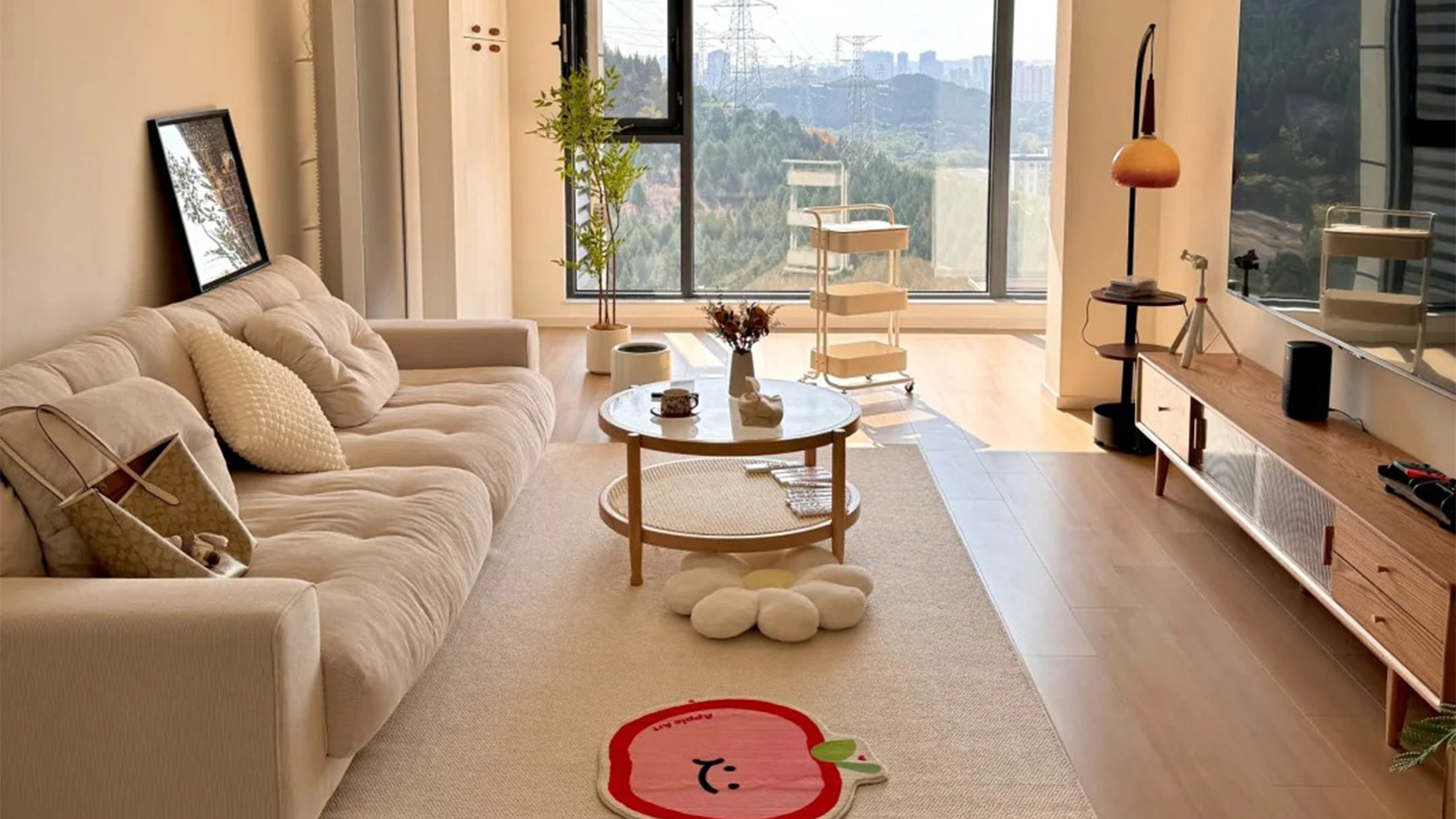 現(xiàn)代簡(jiǎn)約風(fēng)｜淺色系自然光，綠植點(diǎn)綴舒適空間