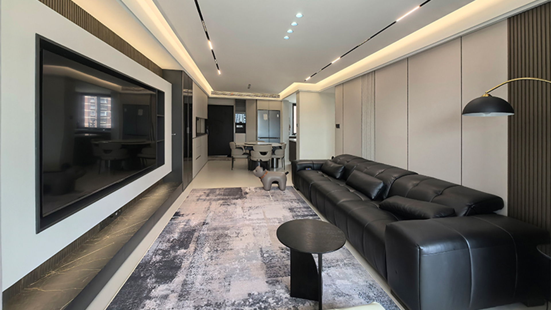 現(xiàn)代簡約風 | 中性色調(diào)與材質協(xié)奏，無主燈設計高效空間